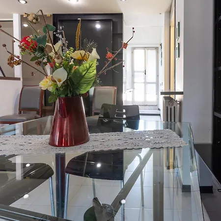 Panoramic Historical Building Handy Apartment